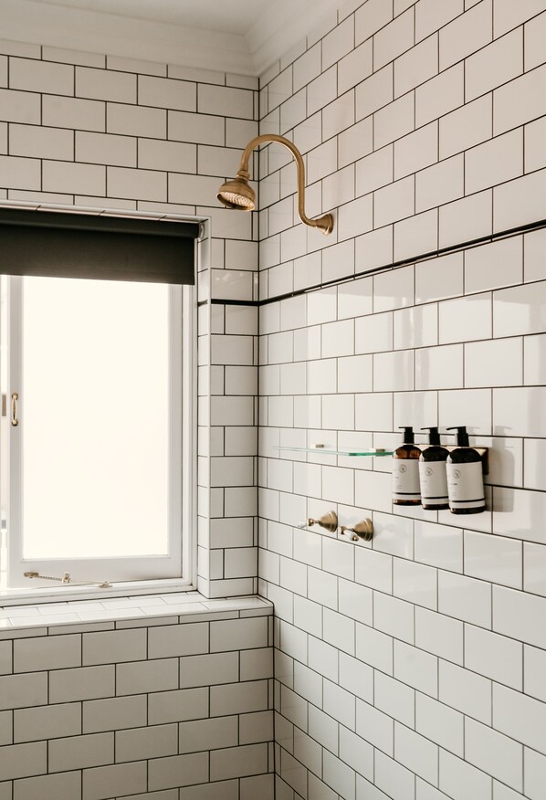 Deluxe Single Room | Bathroom | Shower, designer toiletries, hair dryer, towels - The Imperial Hotel (Murwillumbah)