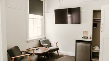 Queen Room Disability Access | Iron/ironing board, free WiFi, bed sheets