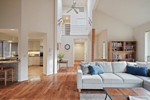 Smart TV, fireplace, books - 9 Cottonwood - Amazing Location! Sharc Passes, Hot Tub (Sunriver)