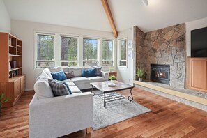 スマートテレビ、暖炉、書庫