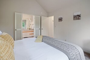 3 bedrooms, iron/ironing board, WiFi, bed sheets - 9 Cottonwood - Amazing Location! Sharc Passes, Hot Tub (Sunriver)