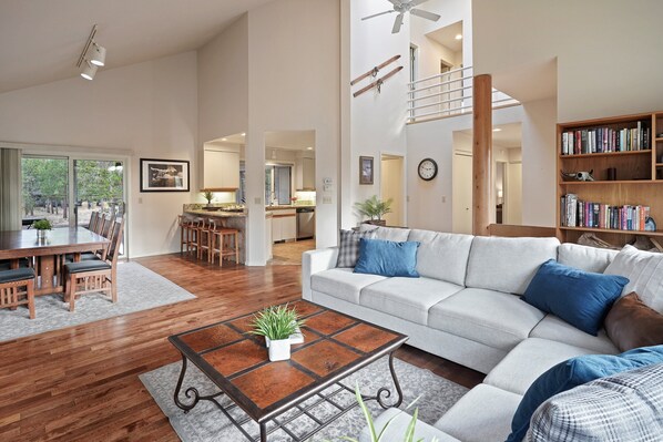 スマートテレビ、暖炉、書庫