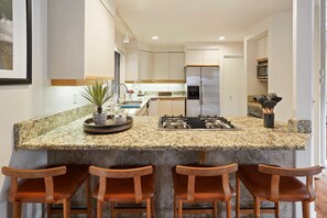 Fridge, microwave, oven, stovetop - 9 Cottonwood - Amazing Location! Sharc Passes, Hot Tub (Sunriver)