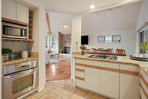 冷蔵庫、電子レンジ、オーブン、コンロ