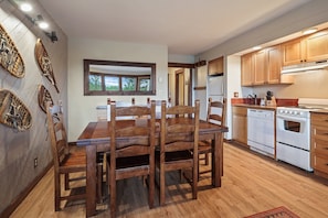 Fridge, microwave, oven, stovetop - Seventh Mountain 1123 Updated & Fabulous! Year Round Pool & Hot Tub, Tennis (Bend)
