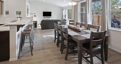 Four Seasons Retreat - Fun! Hot Tub, Garage Game Room, Fenced Yard