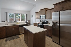 Een koelkast, een magnetron, een oven, een kookplaat