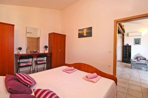 3 bedrooms, iron/ironing board, WiFi