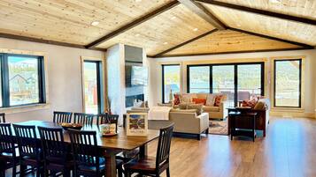 Älytelevisio, takka, pöytäjalkapallopöytä, tietokoneen näyttö