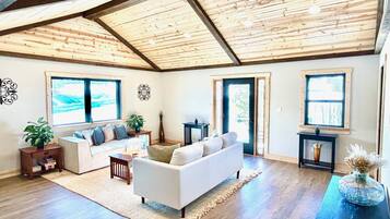 Älytelevisio, takka, pöytäjalkapallopöytä, tietokoneen näyttö