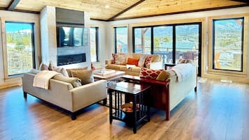 Älytelevisio, takka, pöytäjalkapallopöytä, tietokoneen näyttö