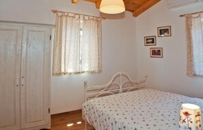 2 bedrooms, iron/ironing board, travel cot, free WiFi