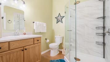 Douche, séchoir à cheveux, serviettes fournies, savon