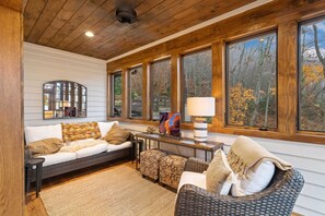 تلفزيون، مدفأة، كرة قدم الطاولة، كُتُب