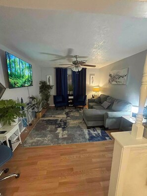 Living area - Cozy 3bd Family-friendly Home - Near Ft. Sill & Comanche
 (Lawton)