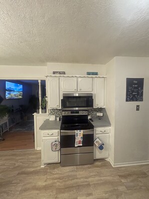 Private kitchen - Cozy 3bd Family-friendly Home - Near Ft. Sill & Comanche
 (Lawton)