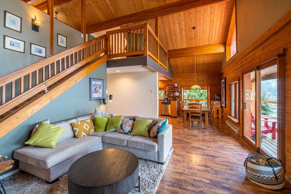 TV - On Mable Lake, Park Mountain sledding and ATV area. All season recreation!!! (Lumby)