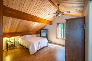 4 bedrooms, WiFi, bed sheets - On Mable Lake, Park Mountain sledding and ATV area. All season recreation!!! (Lumby)