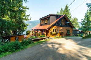 Exterior - On Mable Lake, Park Mountain sledding and ATV area. All season recreation!!! (Lumby)