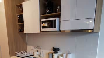 Lägenhet | Eget kök | Minikylskåp, mikrovågsugn, diskmaskin och grytor/köksredskap