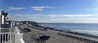 The Great Escape II. Newly renovated and beautiful Unit on Hampton Beach. 