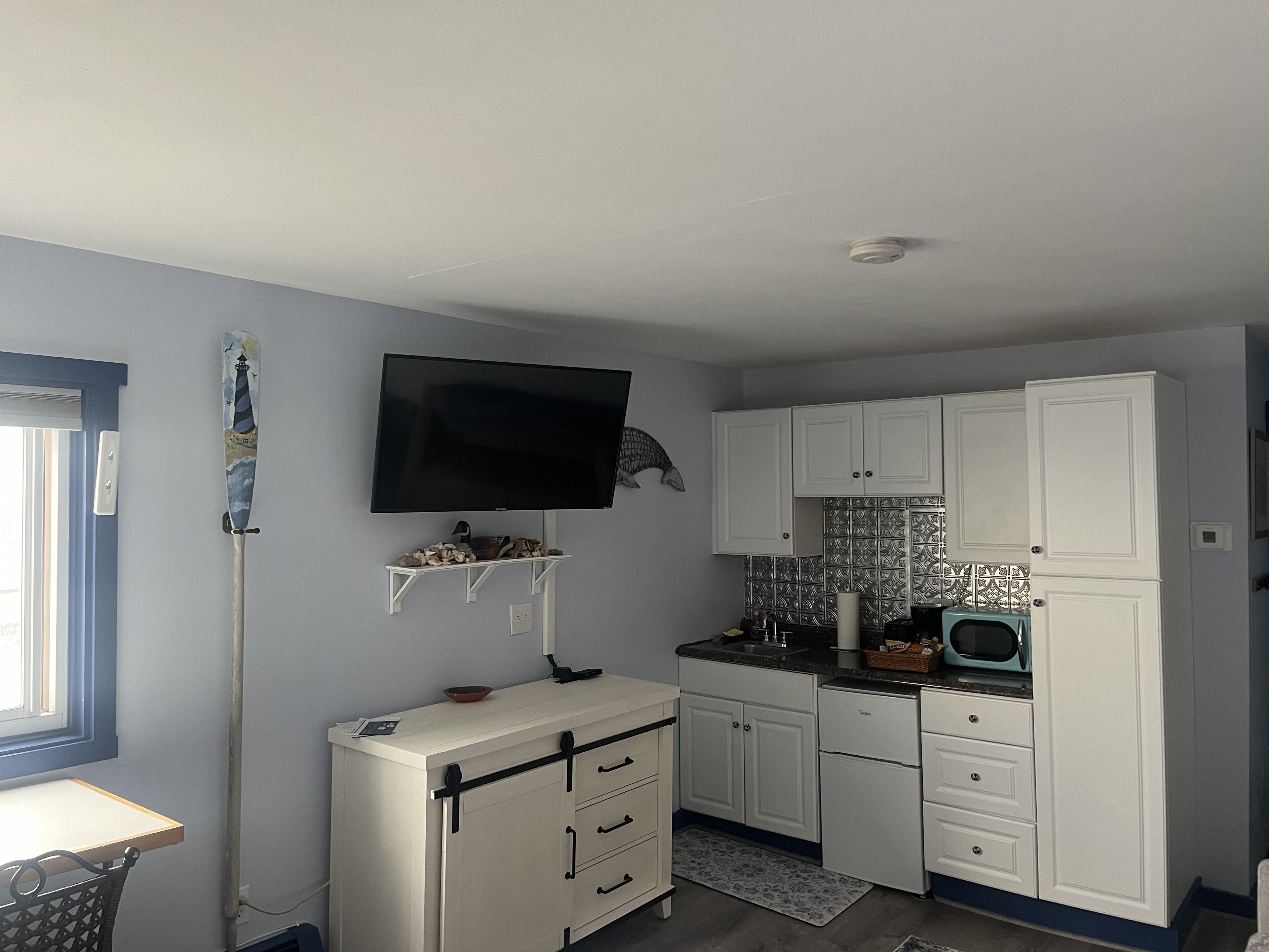 Kühlschrank, Mikrowelle, Wasserkocher mit Kaffee-/Teezubehör, Toaster