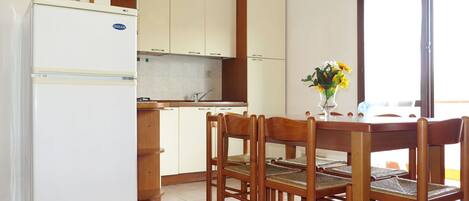 Micro-ondes, lave-vaisselle, tables à manger