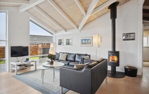 TV, fireplace - Gorgeous home in Haderslev with WiFi (Haderslev)