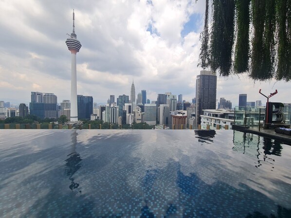 Pool - Ceylonz Suites KL Bukit Bintang with Infinity pool overlooking KLCC and KL Tower (Kuala Lumpur)