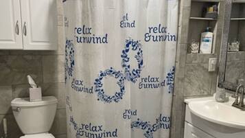 Chuveiro, secador de cabelo, toalhas de banho, sabonete