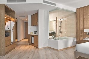 Executive tweepersoonskamer, bad | Luxe beddengoed, donsdekens, pillowtop-bedden, een bureau