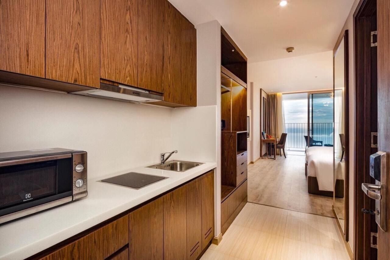 Une cuisine moderne avec des meubles en bois, un four à micro-ondes et un évier.