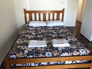 3 عدّة غرف نوم ومكواة/لوح كي وملاءات أسرّة