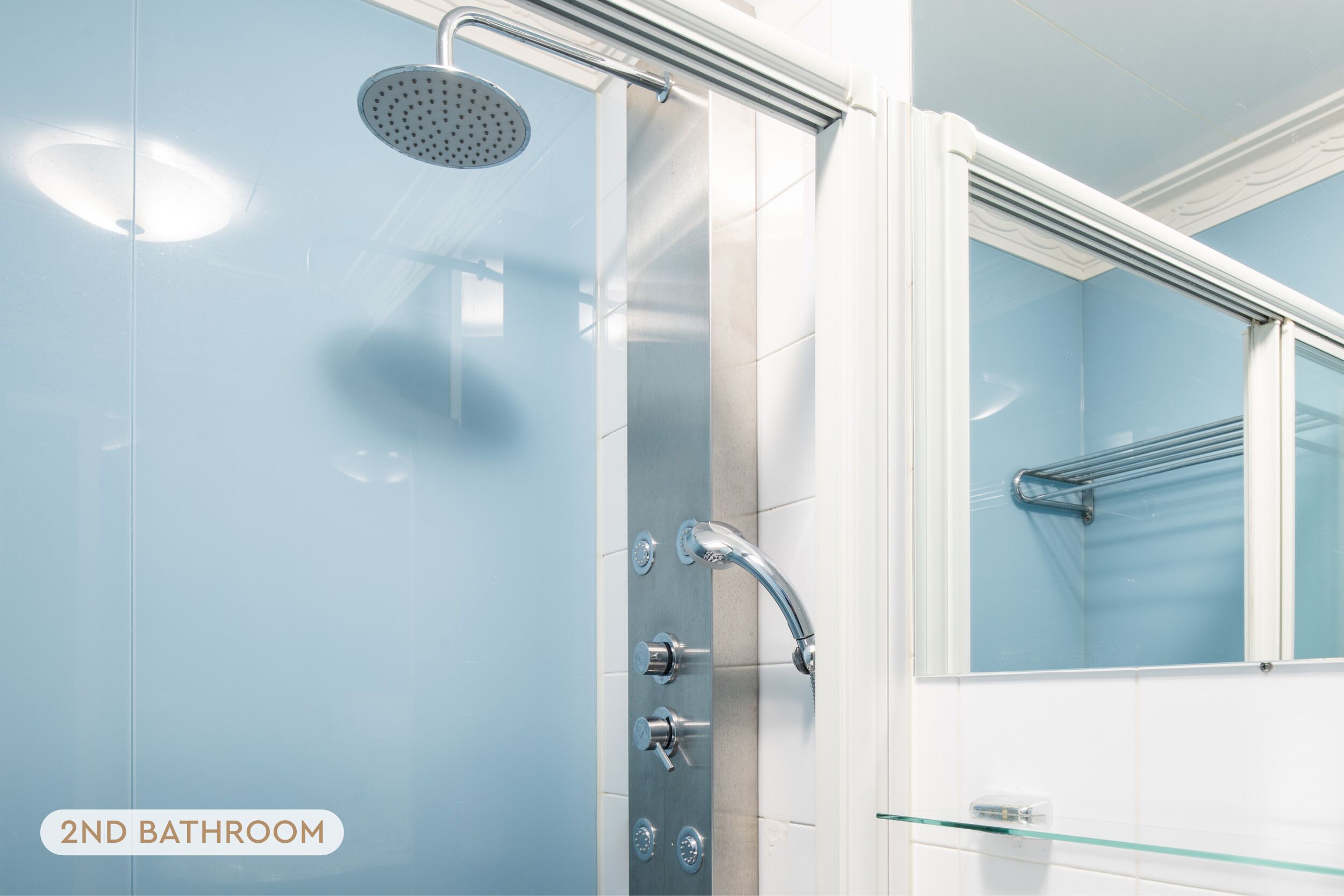 Regadera, secadora de cabello, toallas, jabón 