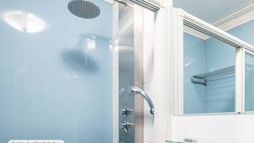 Regadera, secadora de cabello, toallas, jabón