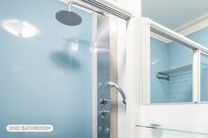 Dusj, hårføner, håndklær og såpe