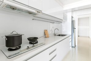 雪櫃、微波爐、焗爐、爐具