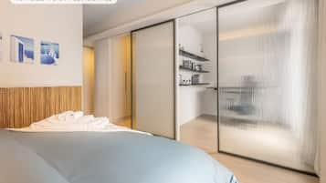 4 bedrooms, desk, iron/ironing board, travel crib