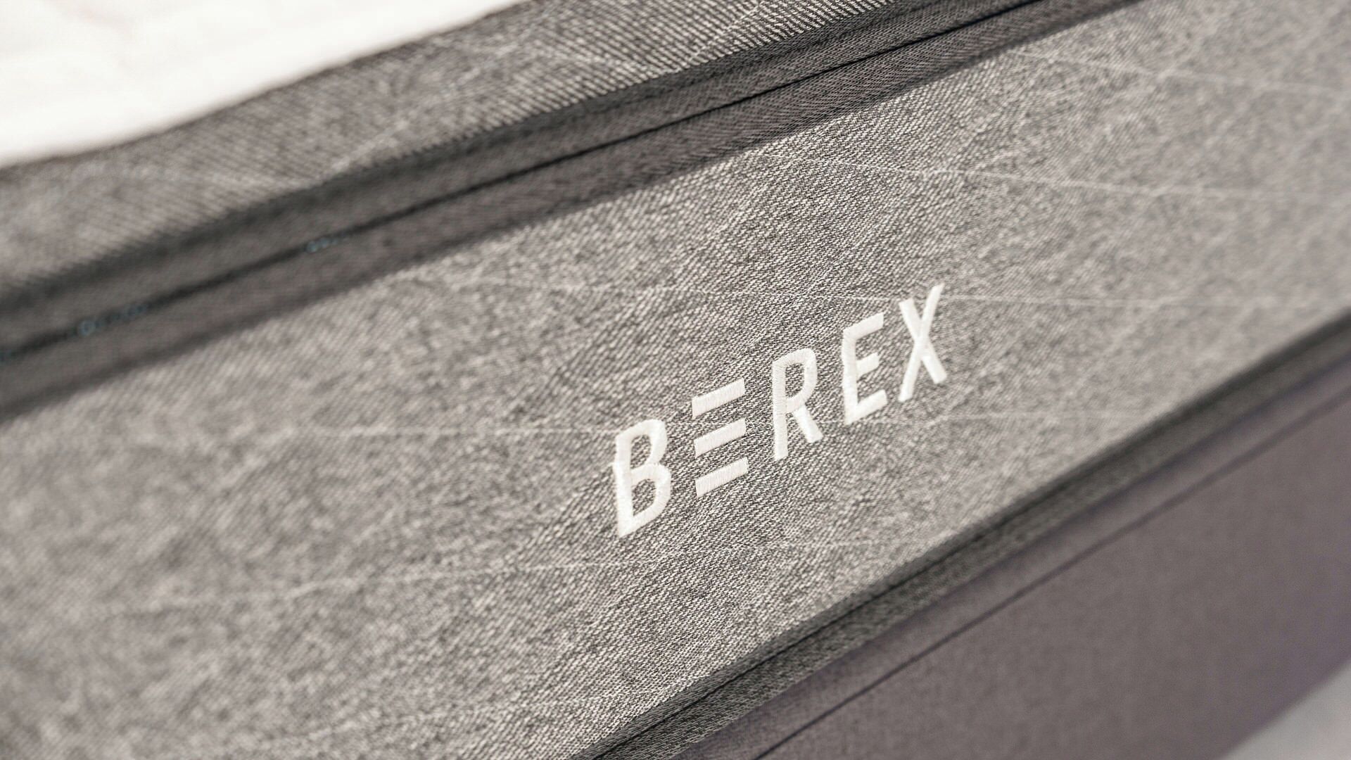 Een oppervlak met een structuur waarop de tekst 'B=Rex' staat.