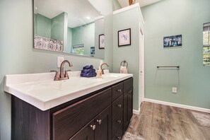 Hair dryer, towels, soap, shampoo - Caledonia Cozy Casa (Caledonia)