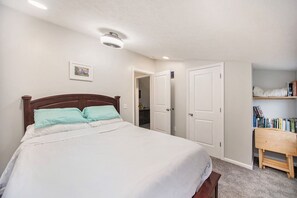 3 bedrooms, desk, iron/ironing board, travel crib - Caledonia Cozy Casa (Caledonia)