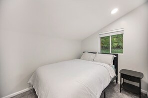 3 habitaciones, escritorio y tabla de planchar con plancha 