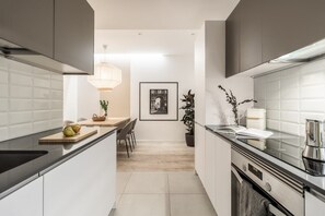 Fridge, microwave, oven, stovetop - Lince - 1 bedroom in Arapiles (Madrid)