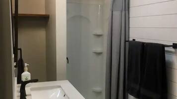 Douche, serviettes fournies, papier toilette