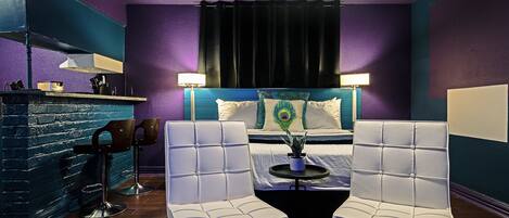 Een bureau, een strijkplank/strijkijzer, reisbedje, wifi