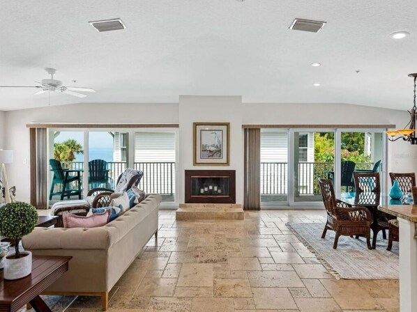 Una Smart TV, una chimenea, un reproductor de DVD, una videoteca