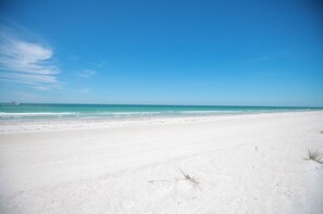 Accommodatie ligt op het strand, ligstoelen, strandlakens