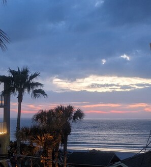 På stranden, solsenger og strandhåndklær