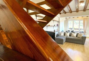 TV - Mountain Escape Chalet (Bușteni)