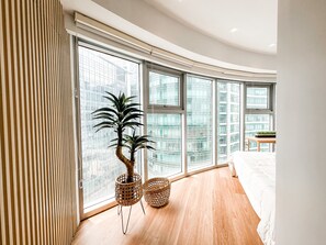 2 bedrooms, desk, iron/ironing board, travel crib - Vibrant Oasis with the best view + Fast WiFi (Taguig)